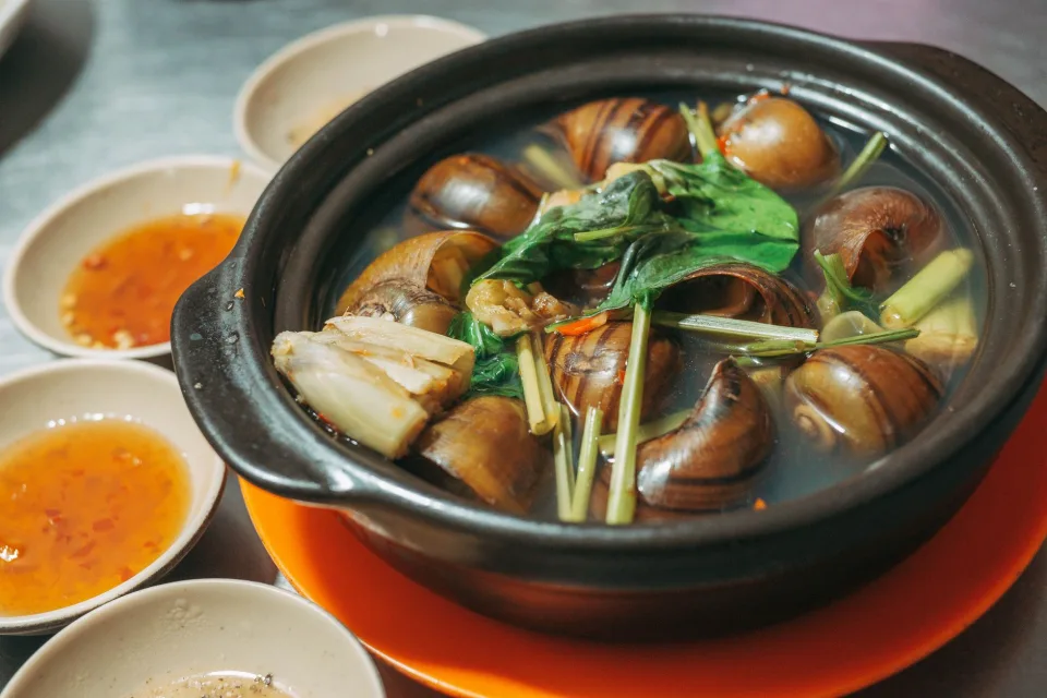 Sân ngoài trời buổi tối